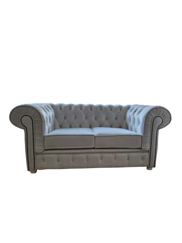 dvosed-beli-chesterfield